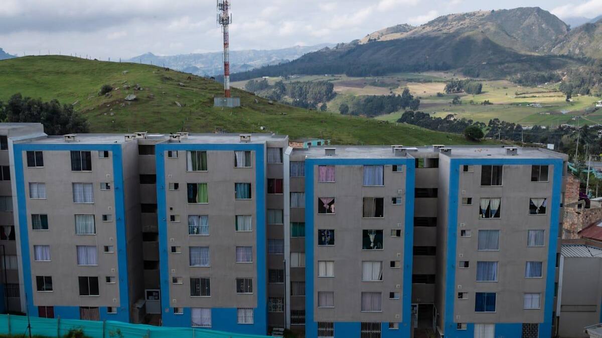 Alcalde Galán entregó 108 viviendas a familias vulnerables en el sur de Bogotá
