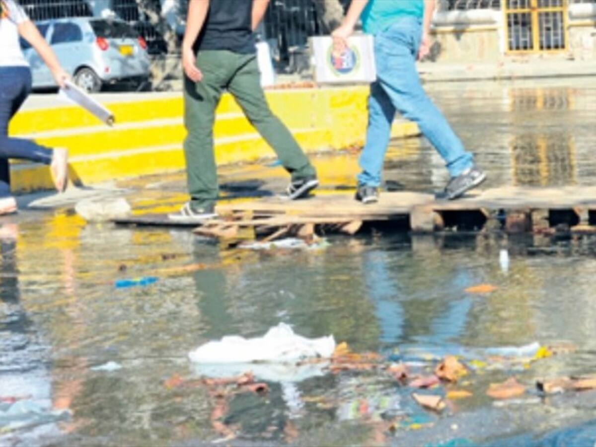 Por daño en una bomba, aguas residuales en Santa Marta se rebosaron