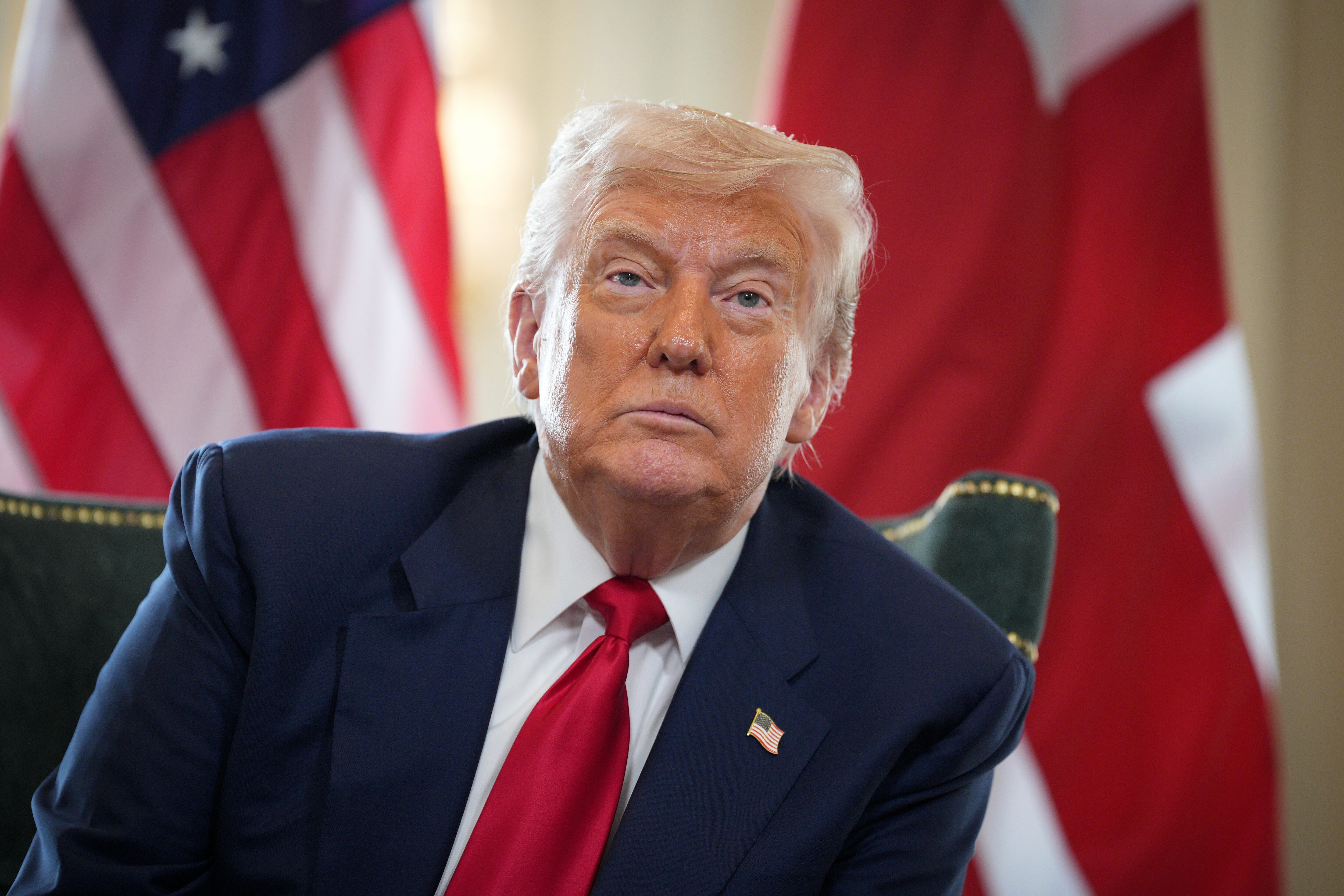 TURNBERRY, ESCOCIA - 28 DE JULIO: El presidente de Estados Unidos, Donald Trump, habla con los medios de comunicación mientras se reúne con el primer ministro británico, Keir Starmer, el 28 de julio de 2025 en Turnberry, Escocia. (Foto de Christopher Furlong/Getty Images)