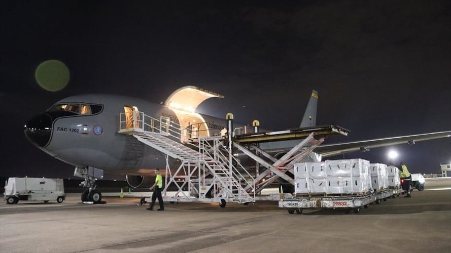 “Ya se encuentra en CATAM avión Júpiter de la @FuerzaAereaCol con 2.5 millones de vacunas donadas por los Estados Unidos”, escribió Víctor Muñoz en su cuenta de Twitter. Foto: Colprensa / FUERZA AÉREA