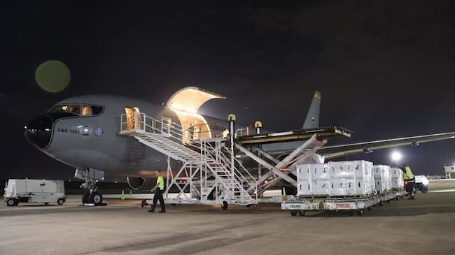 “Ya se encuentra en CATAM avión Júpiter de la @FuerzaAereaCol con 2.5 millones de vacunas donadas por los Estados Unidos”, escribió Víctor Muñoz en su cuenta de Twitter. Foto: Colprensa / FUERZA AÉREA