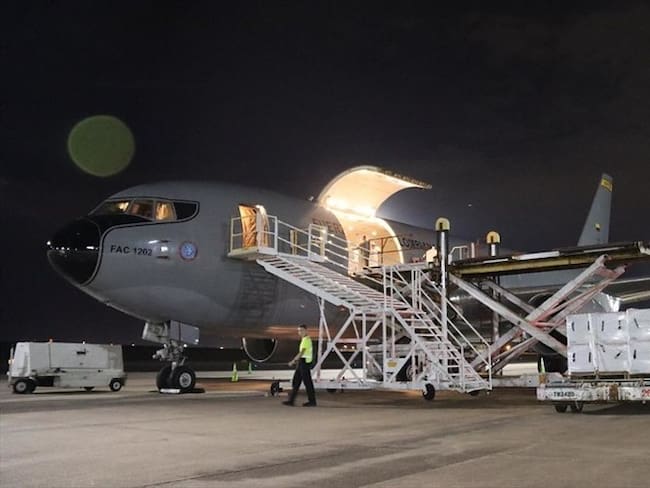 “Ya se encuentra en CATAM avión Júpiter de la @FuerzaAereaCol con 2.5 millones de vacunas donadas por los Estados Unidos”, escribió Víctor Muñoz en su cuenta de Twitter. Foto: Colprensa / FUERZA AÉREA