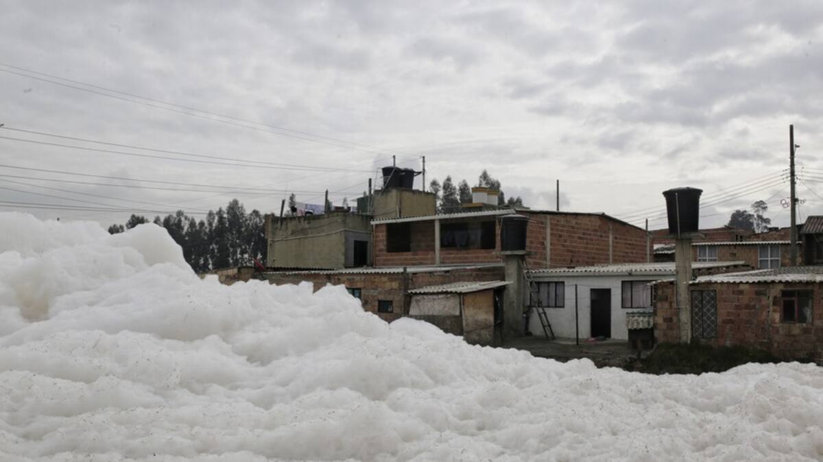 Espuma y malos olores en Mosquera: ¿qué está pasando en el río Balsillas?