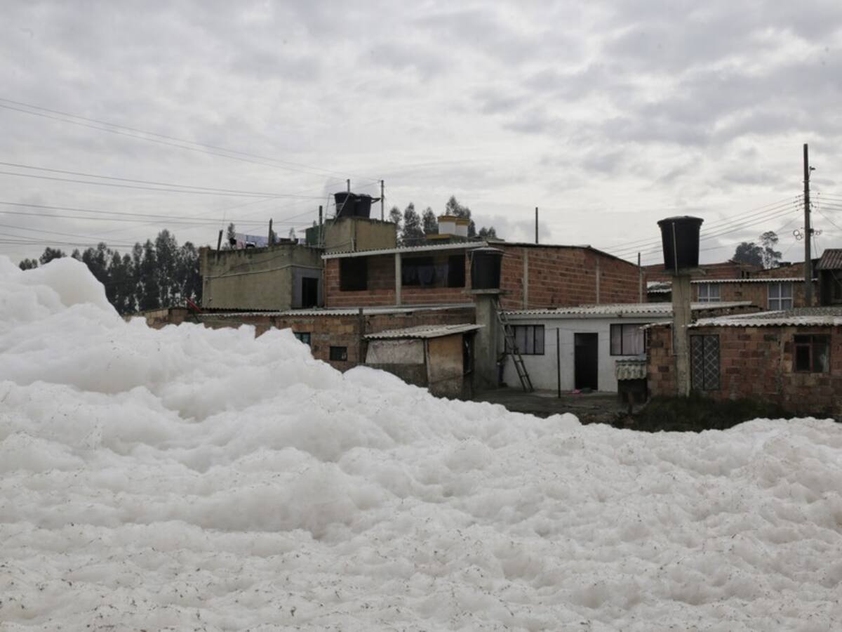 Superada la emergencia por presencia de espuma sobre el río Balsillas en Mosquera