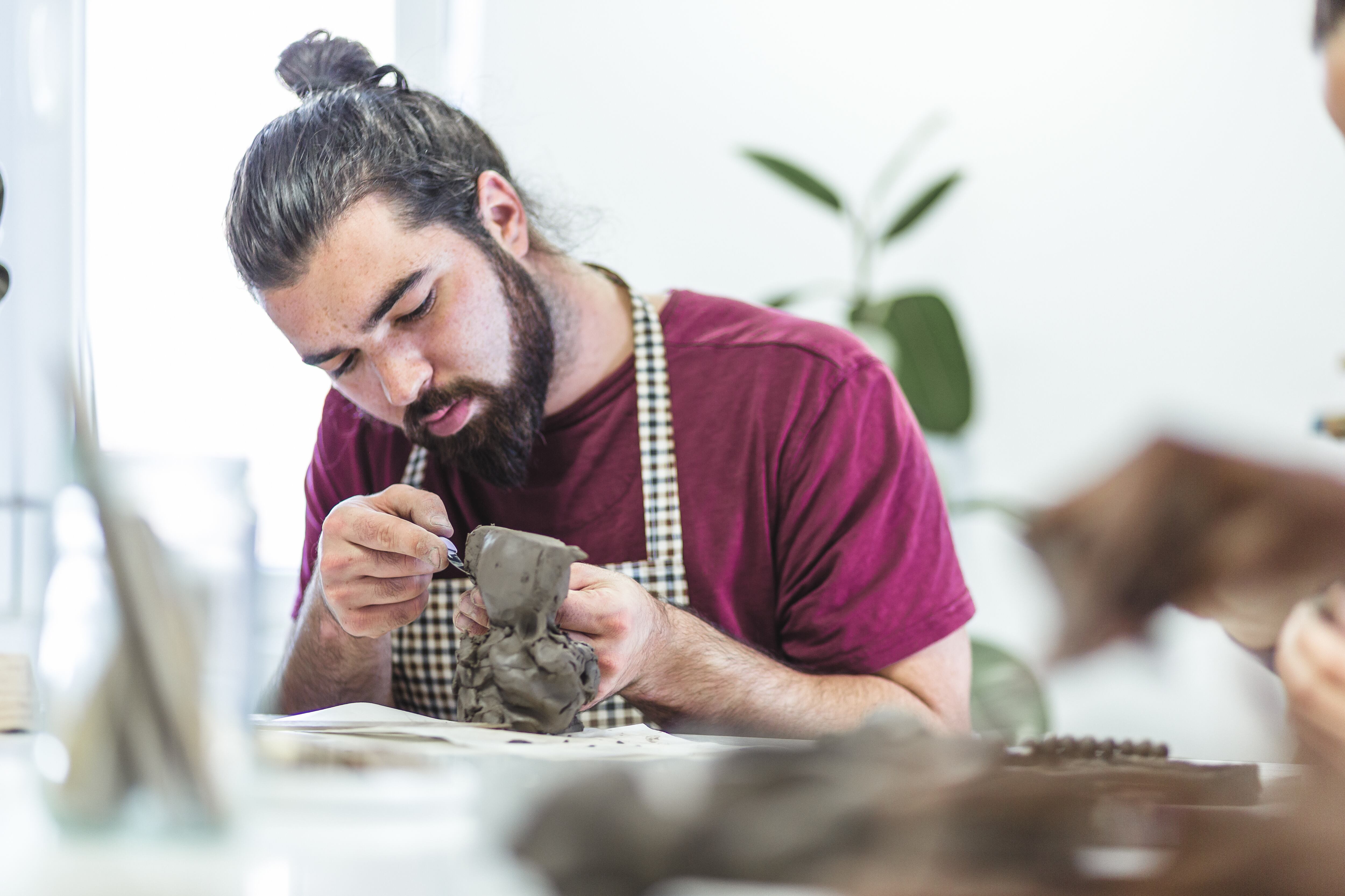 Persona haciendo arte a través de la cerámica (Foto vía GettyImages)