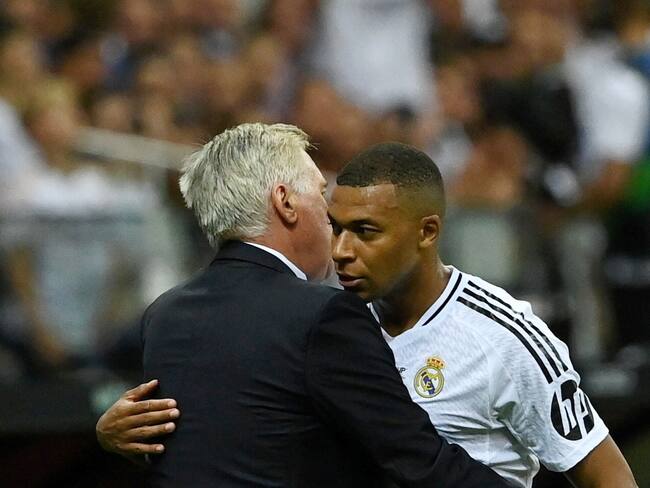 Carlo Ancelotti y Mbappé. Foto: EFE.