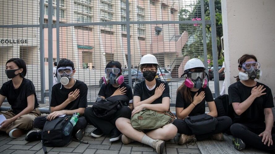 Con movilizaciones estudiantes hongkoneses rechazan la represión policial. Foto: Getty Images