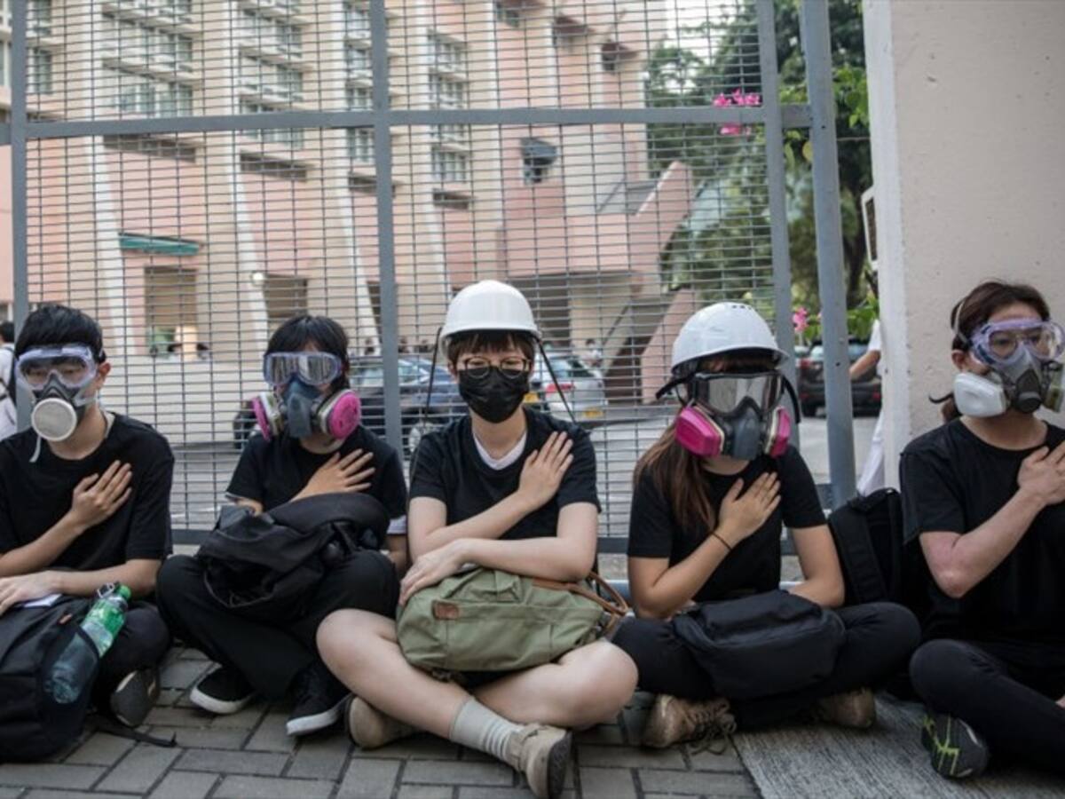 Con movilizaciones estudiantes hongkoneses rechazan la represión policial