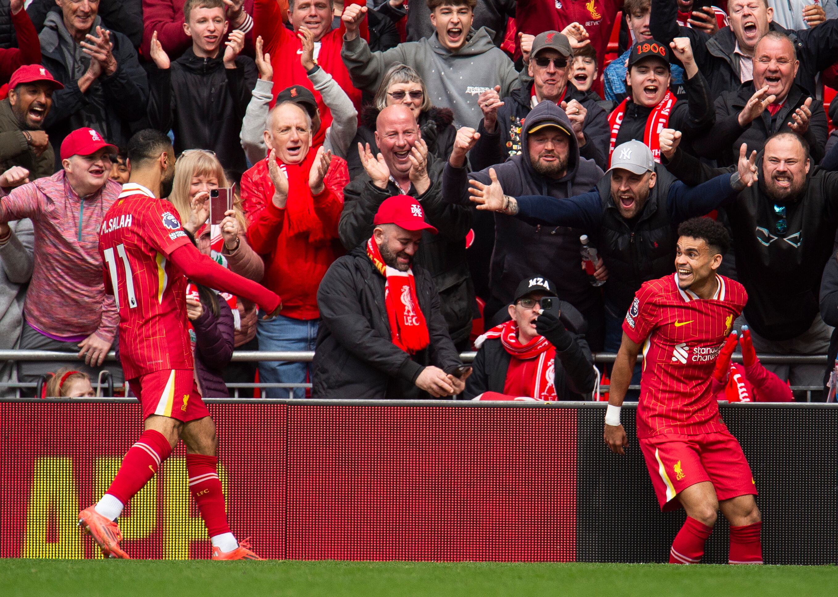 El delantero colombiano Luis Diaz del Liverpool, celebra junto a su compañero Mohamed Salah. FOTO: EFE/EPA