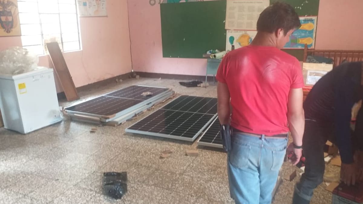 Así se instala el panel solar en la escuela I.E. Valentín García en Cueta, Labranzagrande