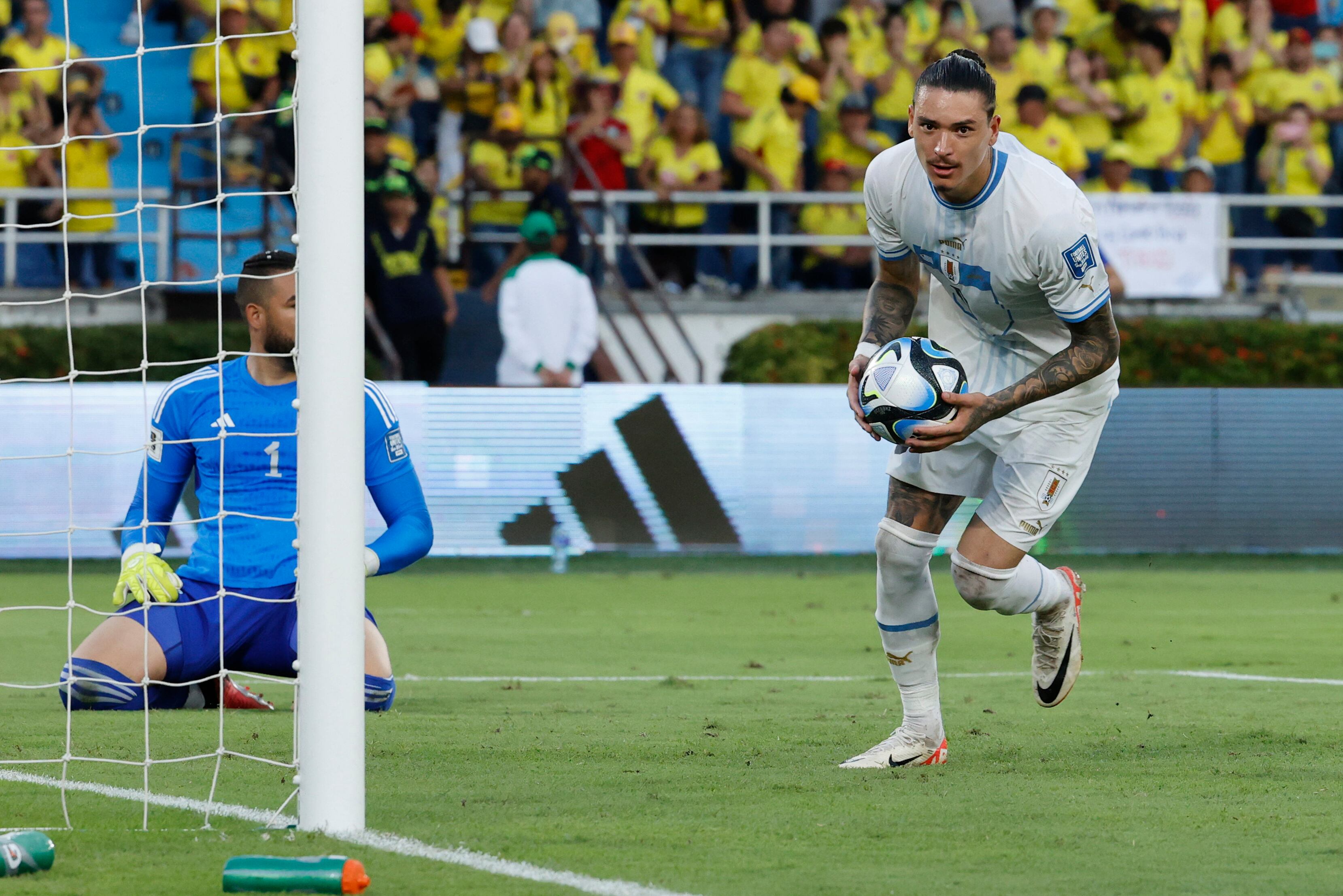AMDEP390. BARRANQUILLA (COLOMBIA), 12/10/2023.- Darwin Núñez de Uruguay celebra su gol hoy, en un partido de las Eliminatorias Sudamericanas para la Copa Mundial de Fútbol 2026 entre Colombia y Uruguay en el estadio Metropolitano en Barranquilla (Colombia). EFE/ Mauricio Dueñas Castañeda
