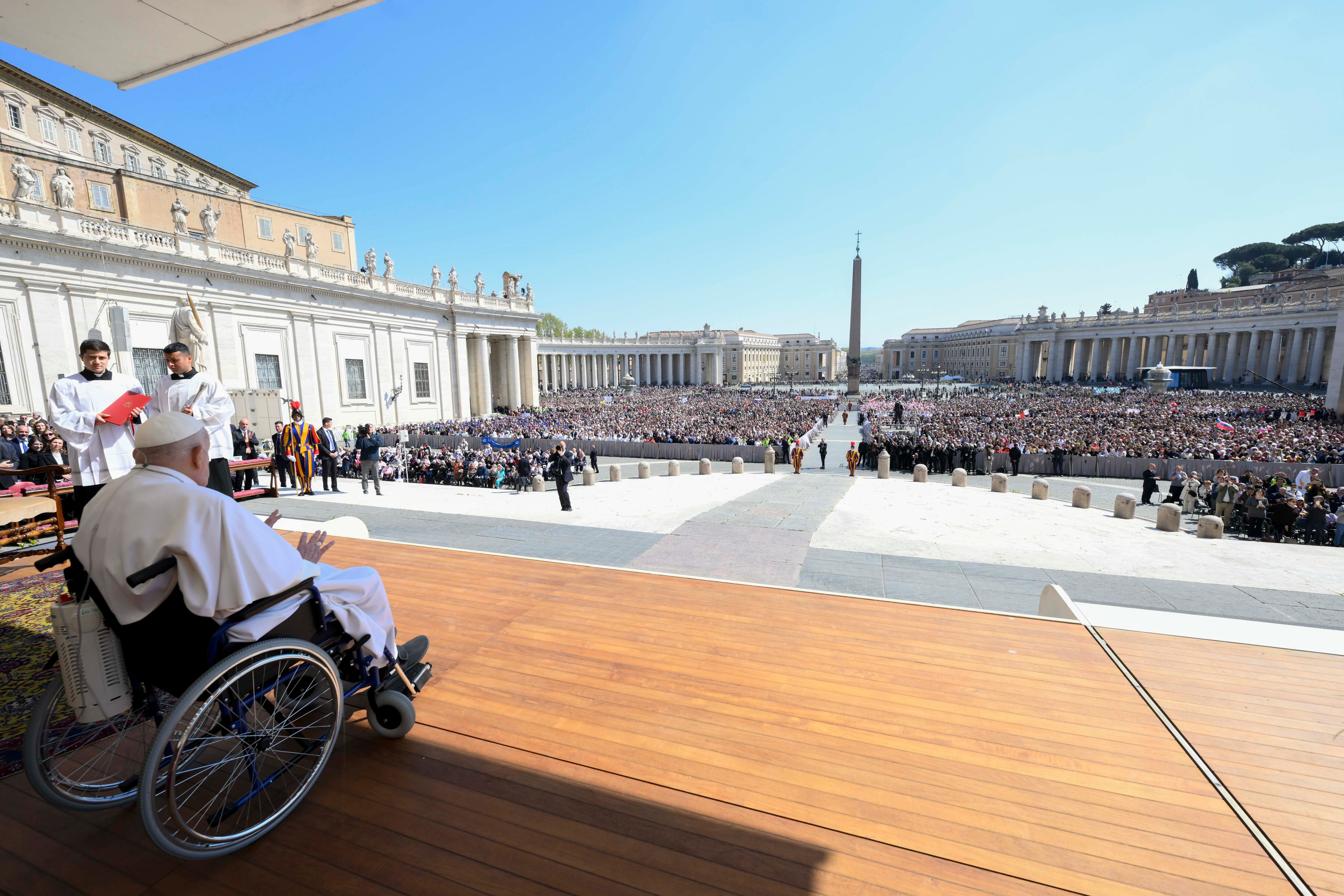 El papa Francisco se presenta en persona ante los fieles en la Plaza de San Pedro. FOTO: EFE/Santa Sede