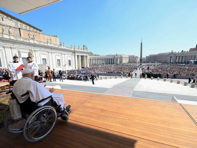 El papa Francisco se presenta en persona ante los fieles en la Plaza de San Pedro. FOTO: EFE/Santa Sede