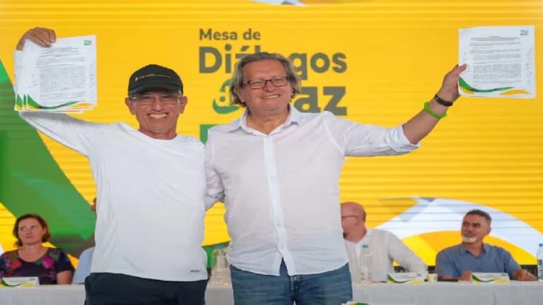 Armando Novoa, jefe de la delegación del Gobierno en los diálogos de paz, y Walter Mendoza, líder de la CNEB.