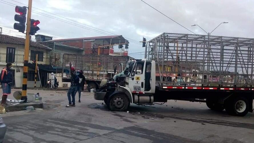 En el corregimiento de Villagorgona, encapuchados le prendieron fuego a dos camiones de una empresa privada que fueron atravesados sobre una vía, bloqueando el paso vehícular. Foto: Facebook: Cifuentes Villagorgona Candelaria Valle