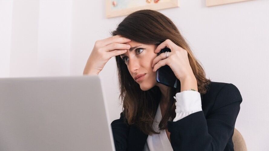 Foto de referencia de una mujer hablando por teléfono. Foto: Getty Images/Luis Baneres