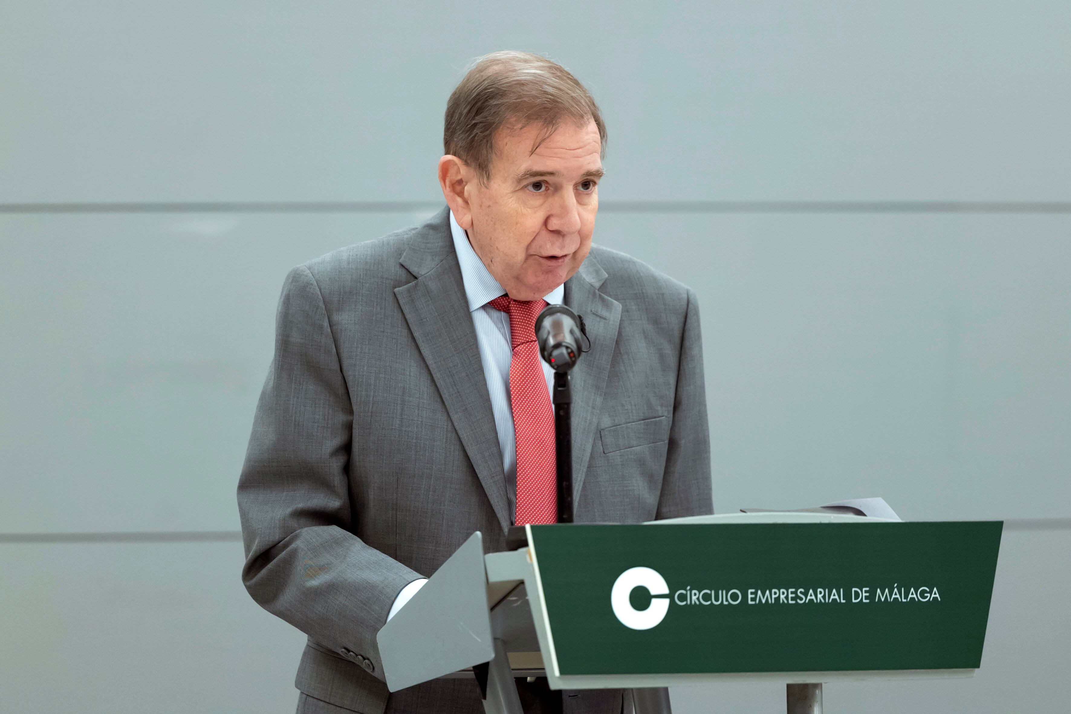 MÁLAGA, 18/11/2024.- El opositor venezolano Edmundo González Urrutia, exiliado en España, durante su participación este lunes en un foro organizado por el Círculo Empresarial de Málaga, y momentos antes ha dicho a EFE que confía en que la liberación de "presos políticos" detenidos por las protestas ocurridas tras las elecciones presidenciales del 28 de julio "marque el nuevo rumbo" en su país.EFE/Daniel Pérez