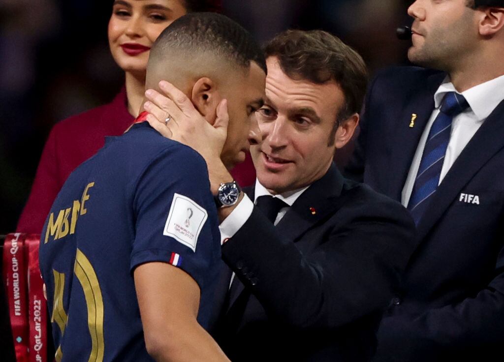 Kylian Mbappey el presidente de Francia Emmanuel Macron. (Photo by Jean Catuffe/Getty Images)