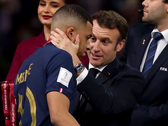Kylian Mbappey el presidente de Francia Emmanuel Macron. (Photo by Jean Catuffe/Getty Images)