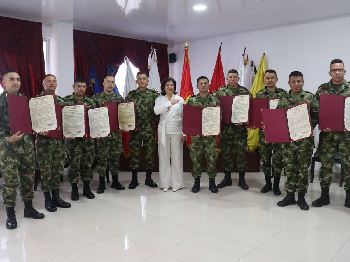 Condecoran a integrantes del grupo Marte del Ejército Nacional
