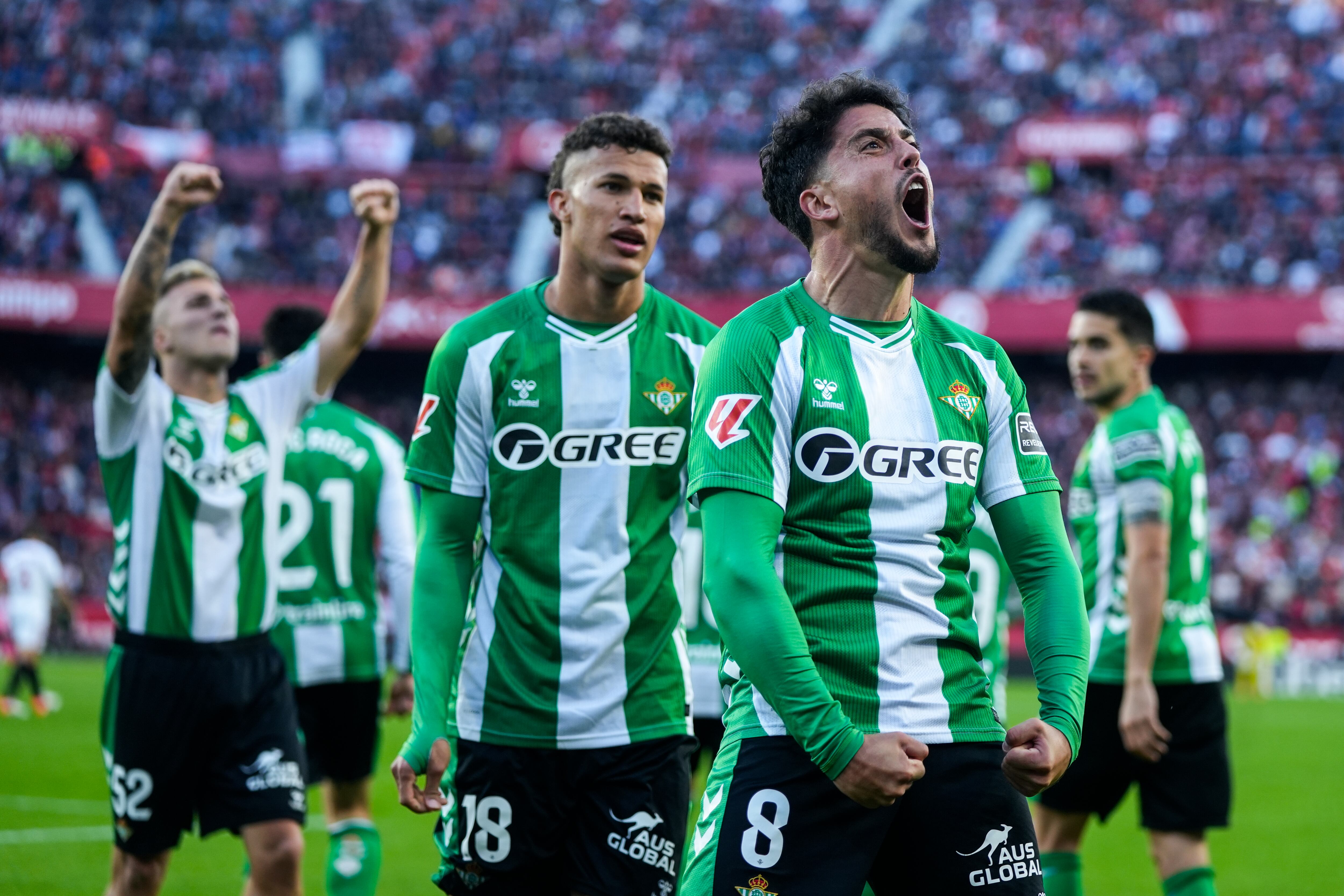 Pablo Fornals celebra su gol con el Real Betis ante el Sevilla FC. FOTO: Joaquin Corchero/Europa Press via Getty Images