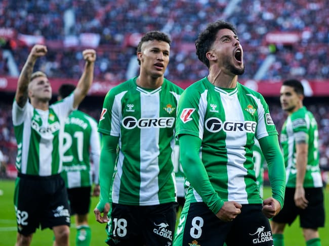 Pablo Fornals celebra su gol con el Real Betis ante el Sevilla FC. FOTO: Joaquin Corchero/Europa Press via Getty Images