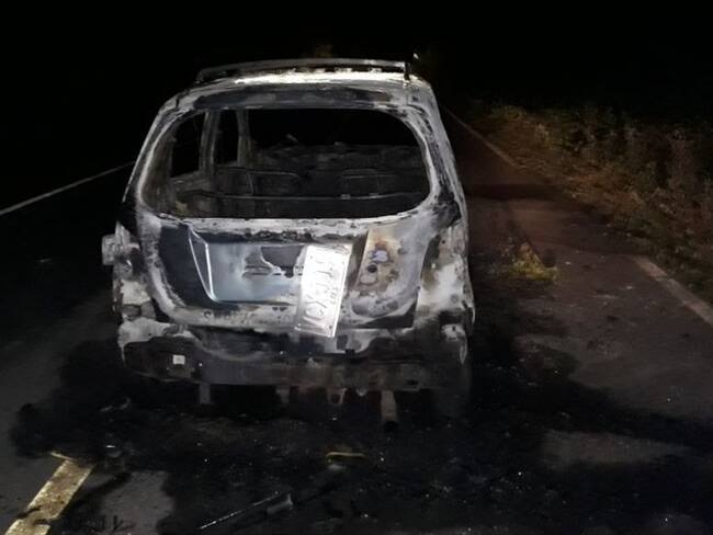 Sujetos desconocidos incineraron un taxi en Suárez, Cauca. Foto: Policía