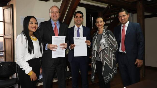 Alcalde (e) de Santa Marta logra convenios para proyectos de vivienda. Foto: Cortesía Alcaldía de Santa Marta