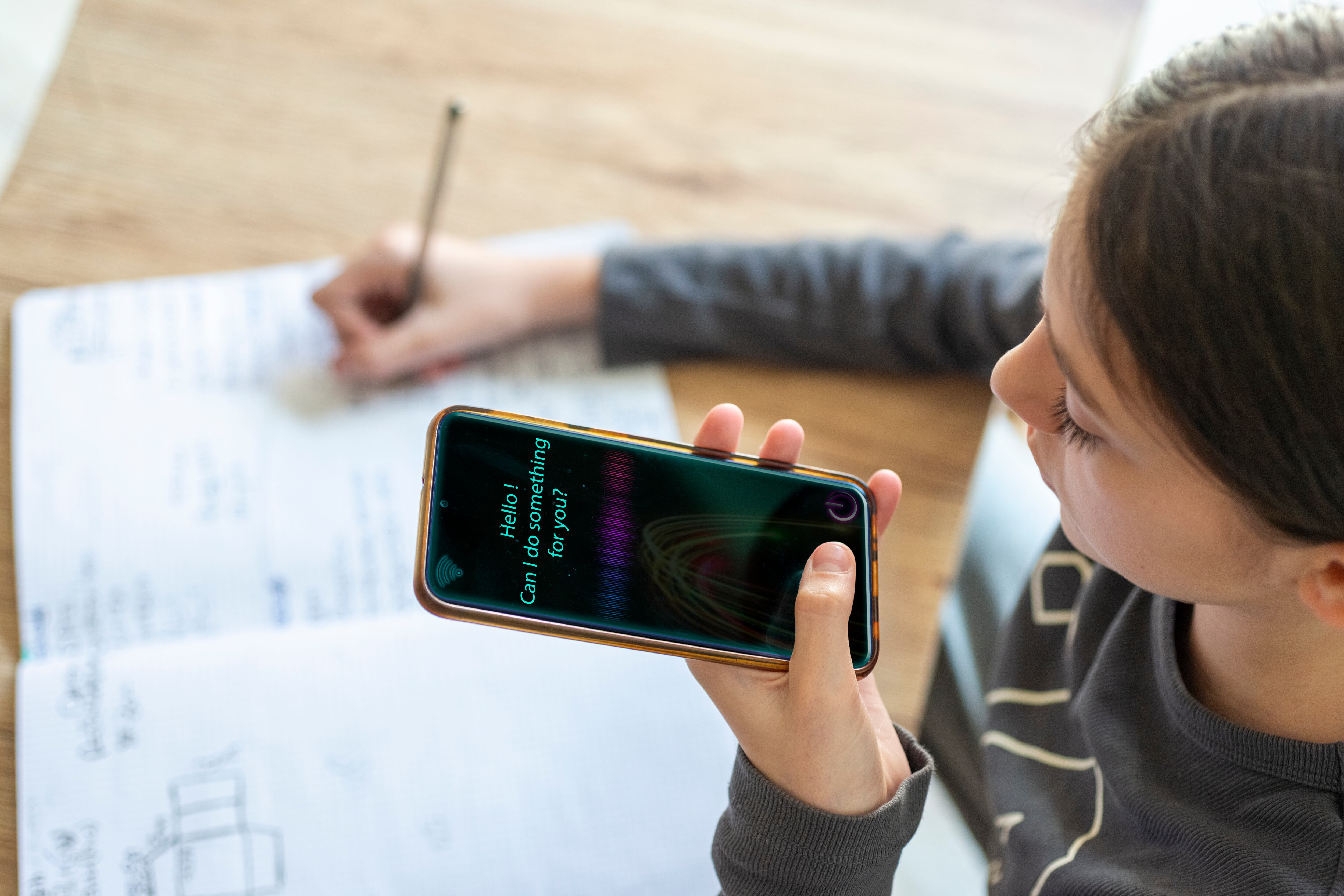 Niña utiliza Inteligencia Artificial, imagen de referencia: Getty Images