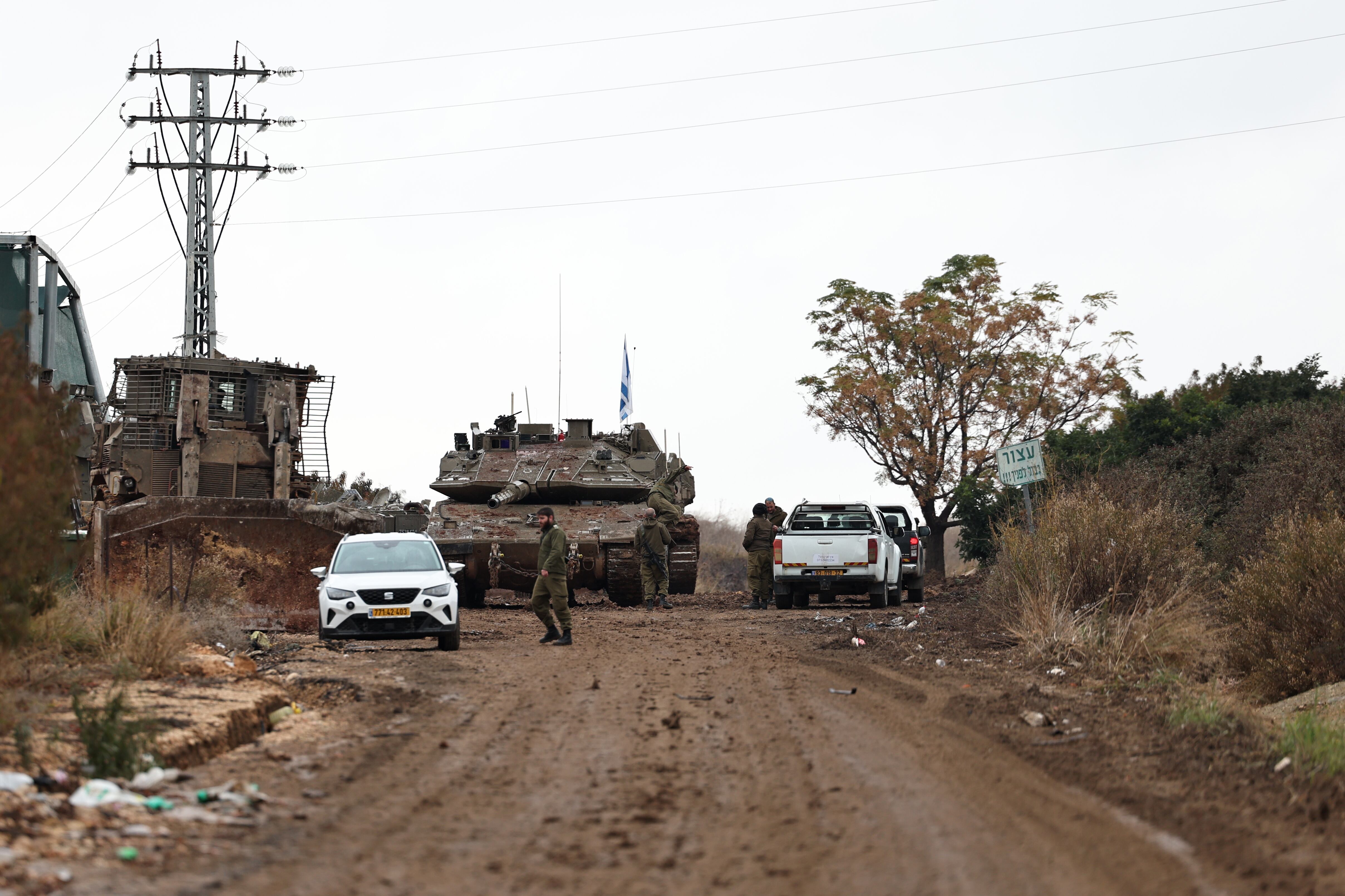 Upper Galilee (Israel), 27/11/2024.- Israeli troops return to Israel after leaving Lebanon following a ceasefire. EFE/EPA/ATEF SAFADI