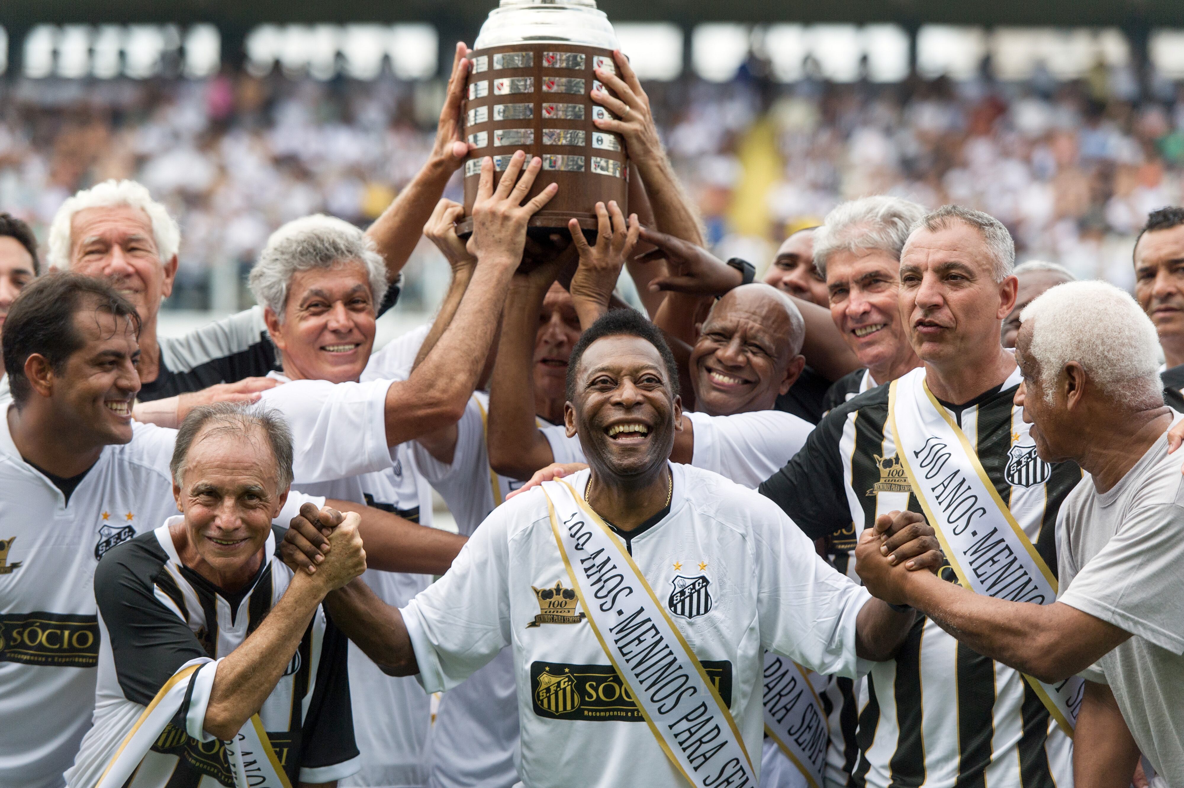 Pelé, máxima leyenda del Santos. AFP Photo/Yasuyoshi CHIBA (Photo credit should read YASUYOSHI CHIBA/AFP via Getty Images)