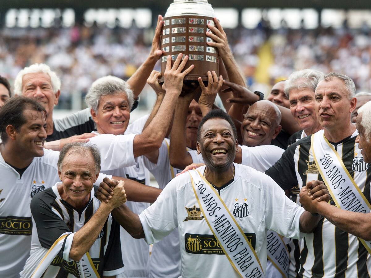 Santos homenajeará a Pelé cambiando su escudo