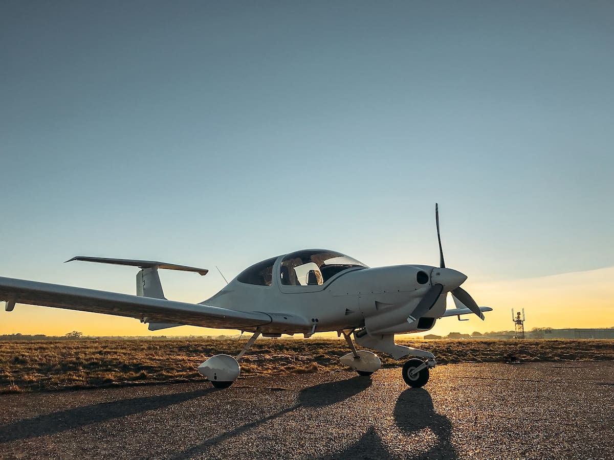 Una avioneta se estrella contra supermercado en México y causa varios heridos