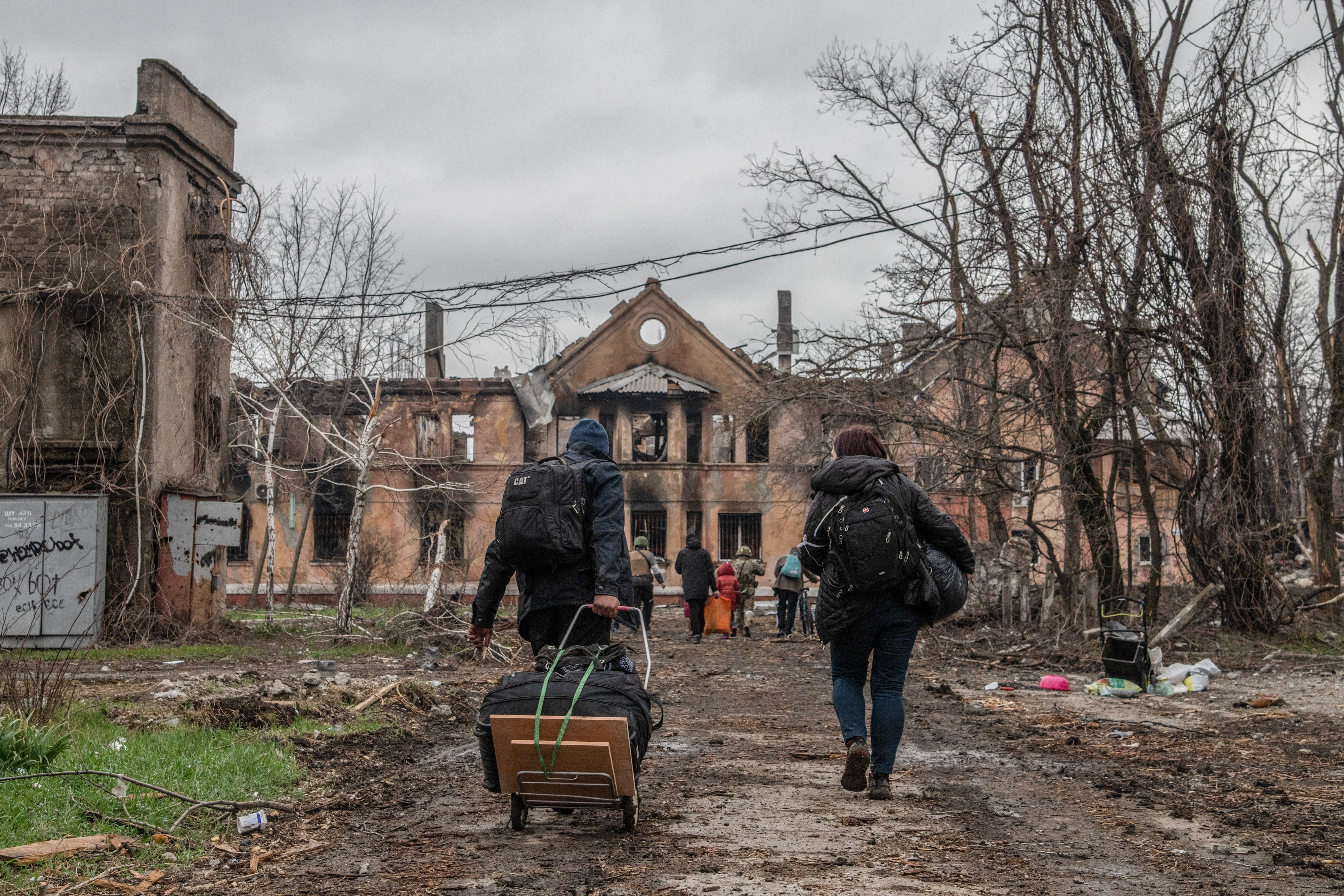 MARIUPOL, UKRAINE - 2022/04/14: Residents of Mariupol leave their devastated eastern neighborhood on foot as refugees. The battle between Russian / Pro Russian forces and the defending Ukrainian forces led by the Azov battalion continues in the port city of Mariupol. (Photo by Maximilian Clarke/SOPA Images/LightRocket via Getty Images)