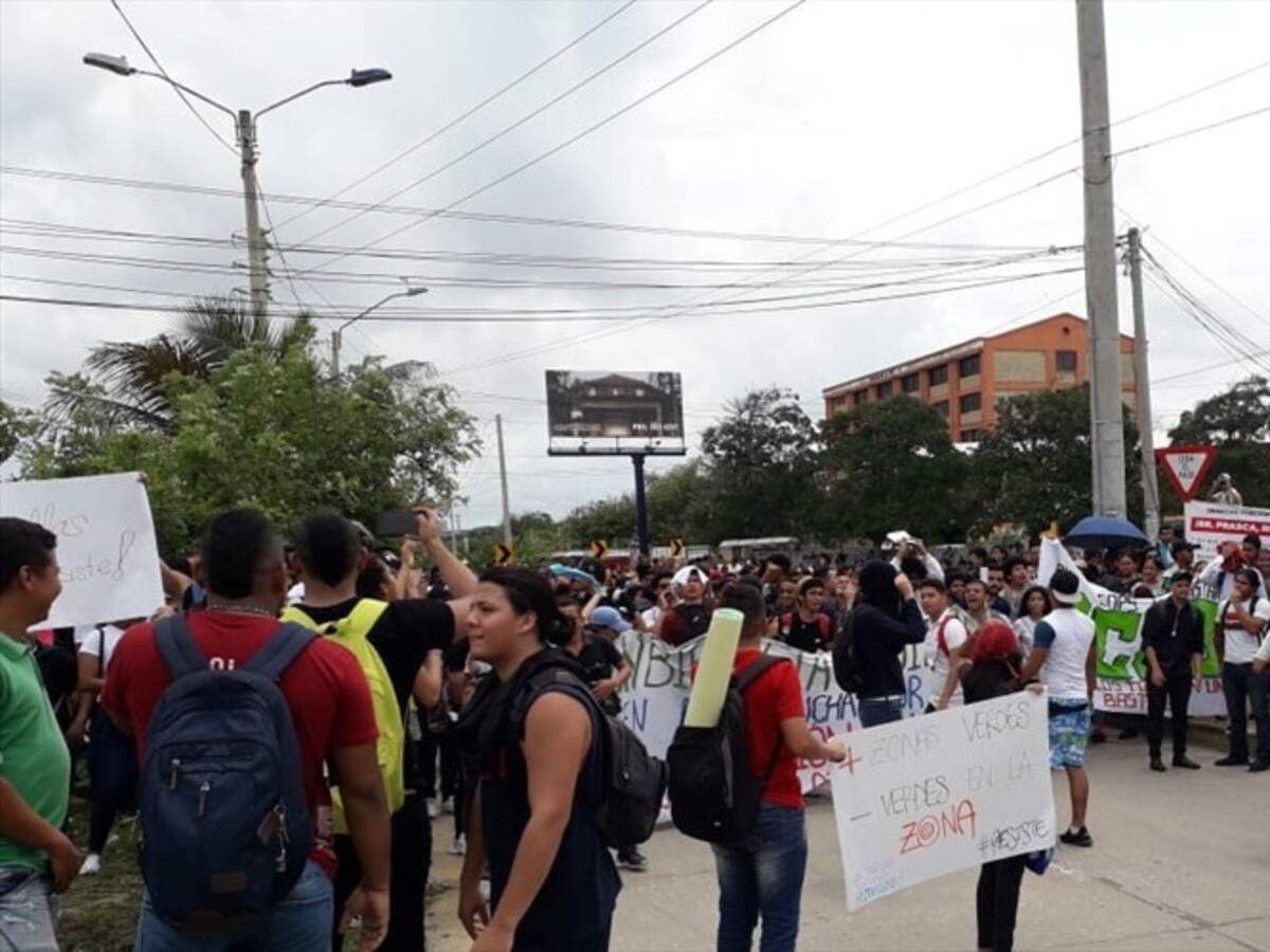 Plantón de estudiantes terminó en enfrentamientos con el Esmad