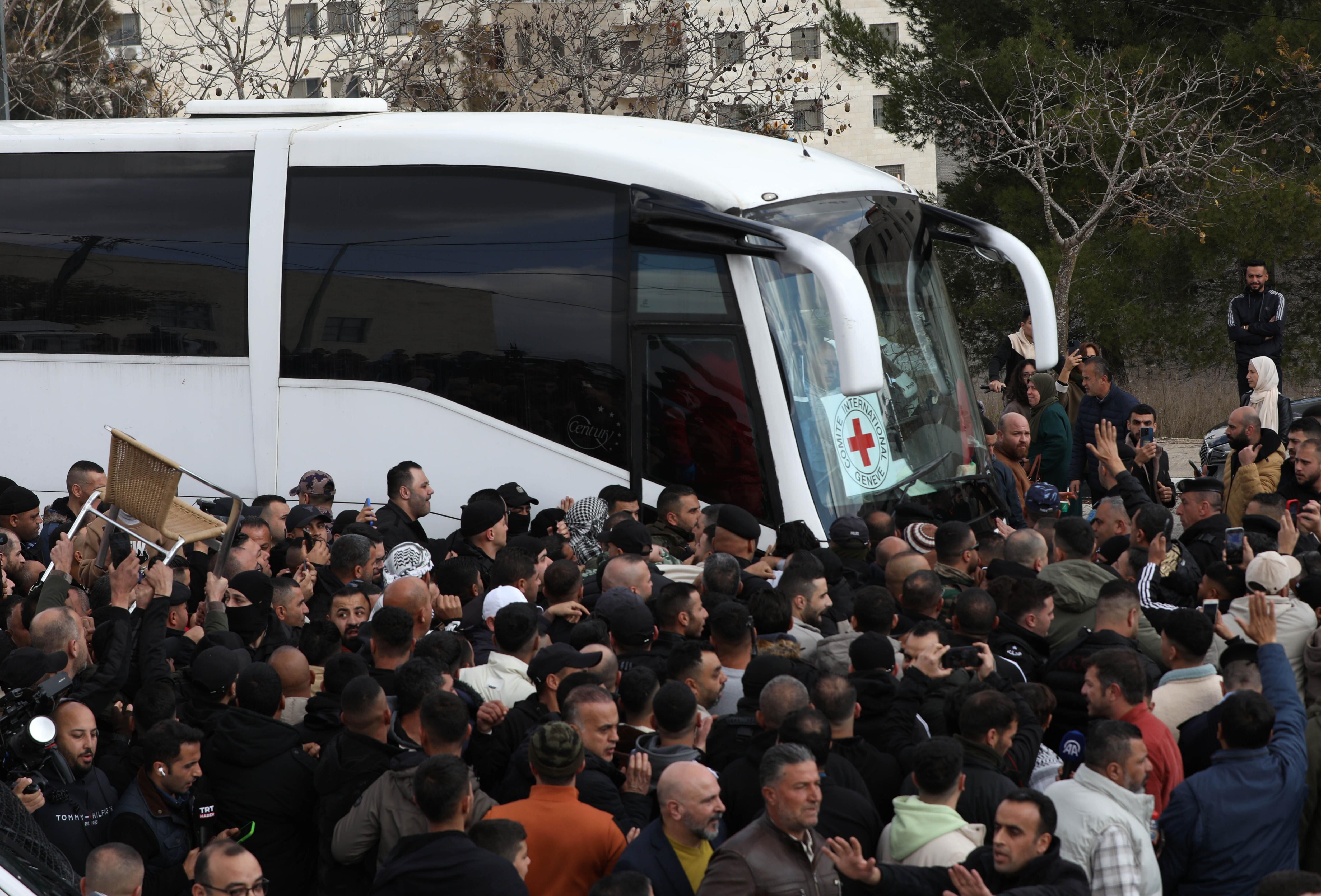 Presos liberados por Israel llegando a Ramala. EFE/EPA/ALAA BADARNEH