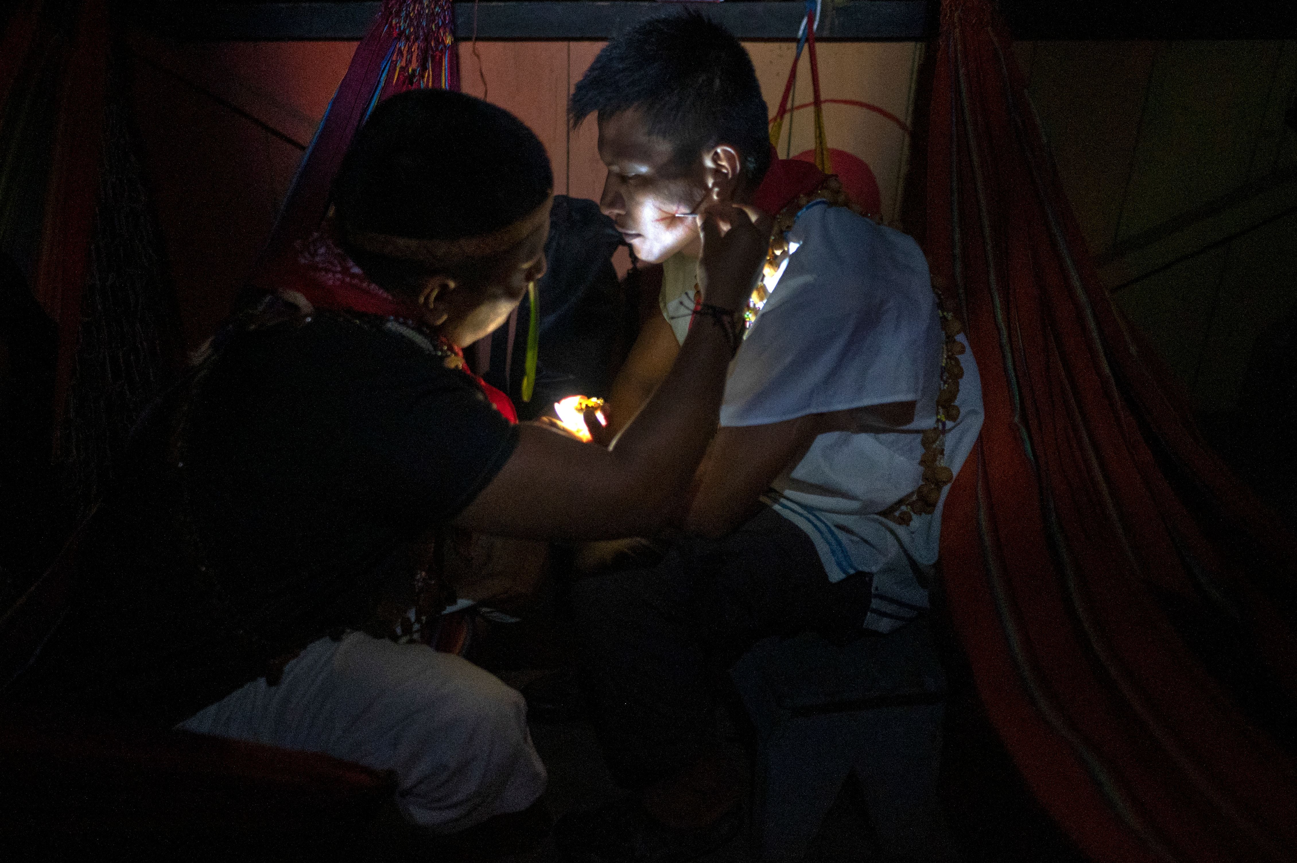 Miembros del pueblo indígena Cofán pintan su cara durante un Yage (Ayahuasca). Es una de las comunidades a las que el Estado les pedirá perdón por el impacto del conflicto armado. (Pedro Pardo/AFP vía Getty Images)