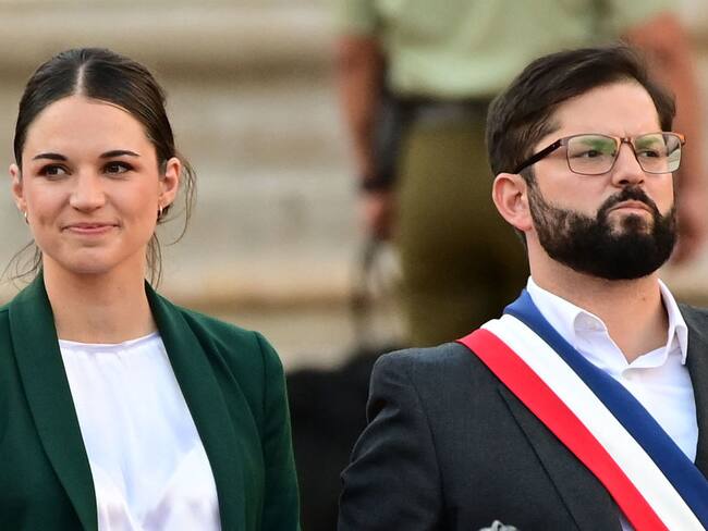 Gabriel Boric e Irina Karamanos a(Photo by MARTIN BERNETTI / AFP) (Photo by MARTIN BERNETTI/AFP via Getty Images)