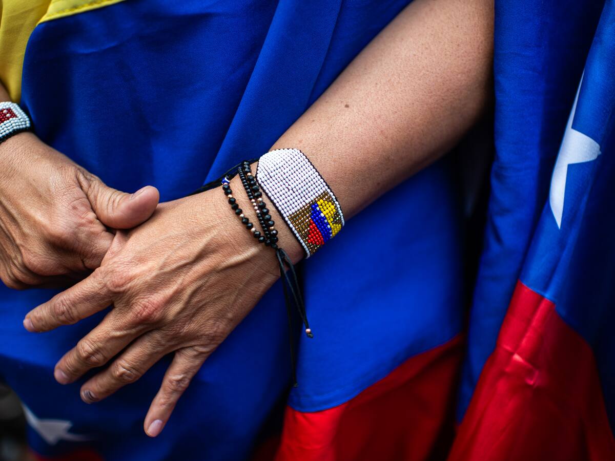 ¿Cómo puede la población venezolana encontrar atención médica gratuita en Colombia?