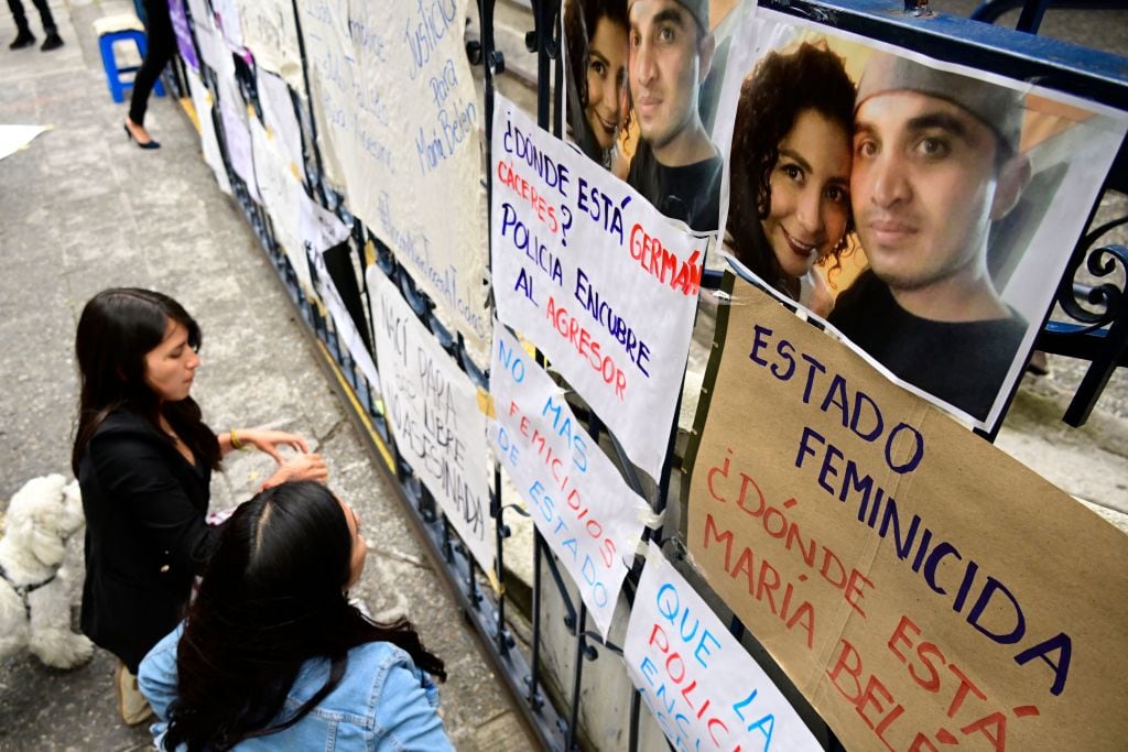 Protestas contra la desaparición de María Belén Bernal tras visitar a su esposo, Germán Cáceres. Foto: Rodrigo Buendía / AFP via Getty Images