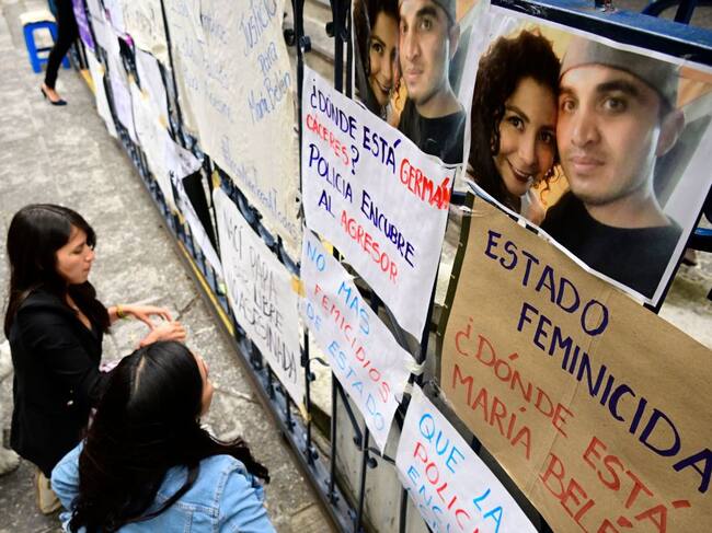 Protestas contra la desaparición de María Belén Bernal tras visitar a su esposo, Germán Cáceres. Foto: Rodrigo Buendía / AFP via Getty Images