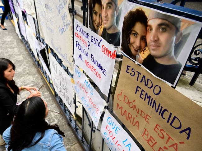 Protestas contra la desaparición de María Belén Bernal tras visitar a su esposo, Germán Cáceres. Foto: Rodrigo Buendía / AFP via Getty Images