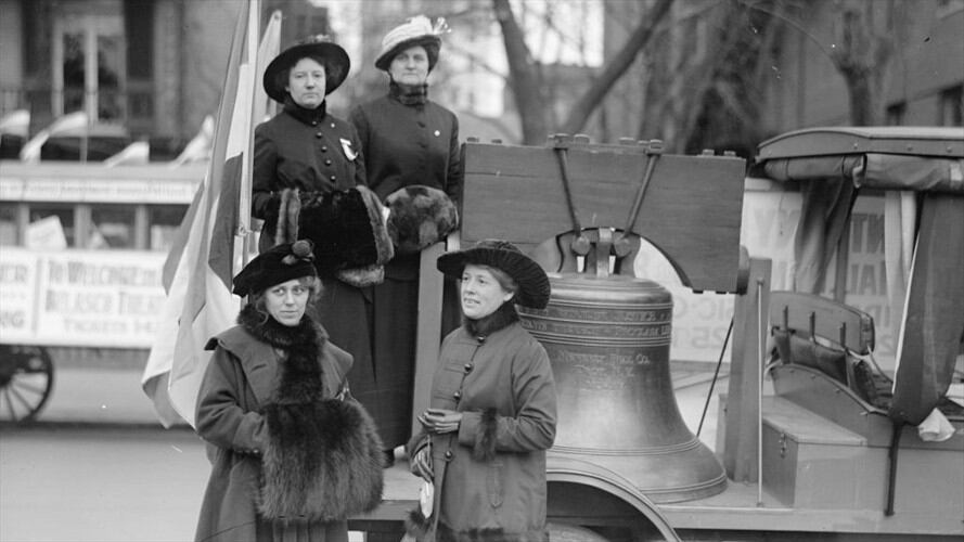 Las ‘Suffragettes’ frente a una réplica de la Campana de la Libertad que las acompañó durante un desfile en 1814. Foto: Getty Images