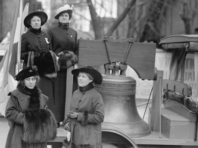 Las ‘Suffragettes’ frente a una réplica de la Campana de la Libertad que las acompañó durante un desfile en 1814. Foto: Getty Images