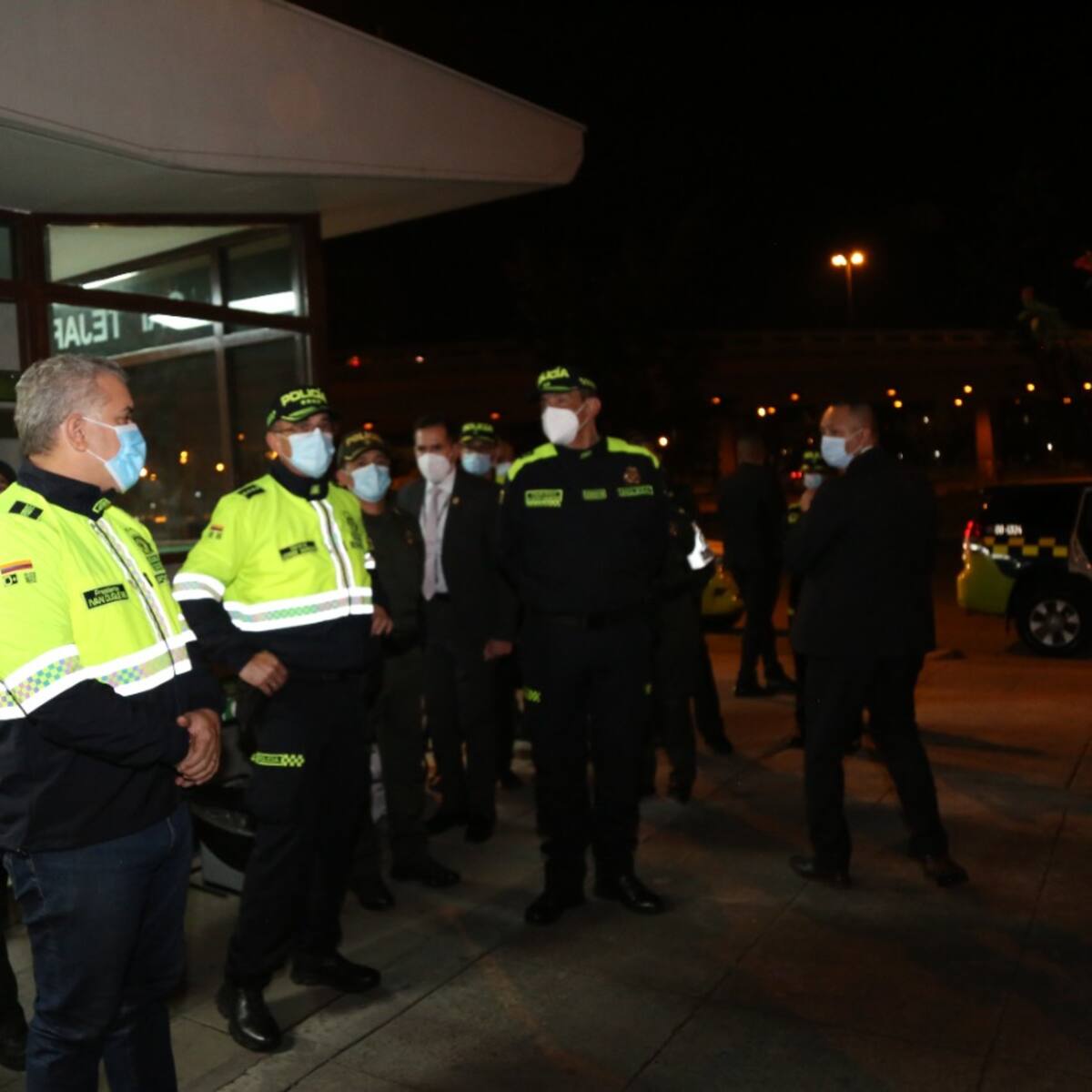 Usé la chaqueta de la Policía con orgullo porque quiero a la fuerza pública: Duque