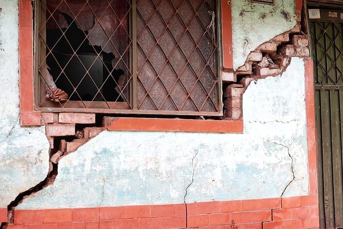 El terreno ha cedido demasiado y las casas se encuentran agrietadas. Crédito: Alcaldía de Sucre, Cauca. 