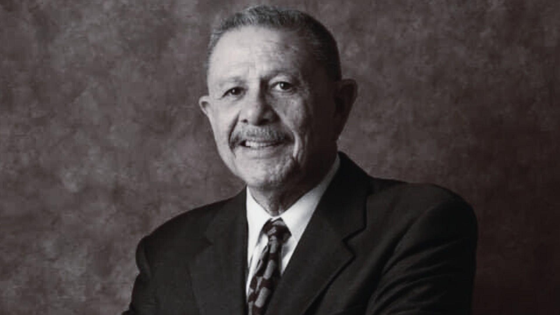 Alfredo Gutiérrez. Foto: Tom Story/Arizona State University vía @AZSecretary (X de Secretario de Estado de Arizona).