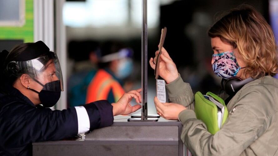 El Gobierno restringió transitoriamente los viajes no esenciales a Colombia por parte de ciudadanos procedentes de Argentina, Alemania, Canadá, Chile, España, Francia y Países Bajos. Foto: Getty Images / DANIEL MUÑOZ