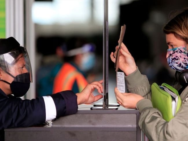 El Gobierno restringió transitoriamente los viajes no esenciales a Colombia por parte de ciudadanos procedentes de Argentina, Alemania, Canadá, Chile, España, Francia y Países Bajos. Foto: Getty Images / DANIEL MUÑOZ