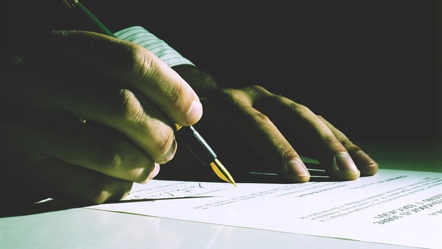 Contratista que ganó multimillonaria licitación con Mintic presentó póliza falsa / imagen de referencia. Foto: Getty Images